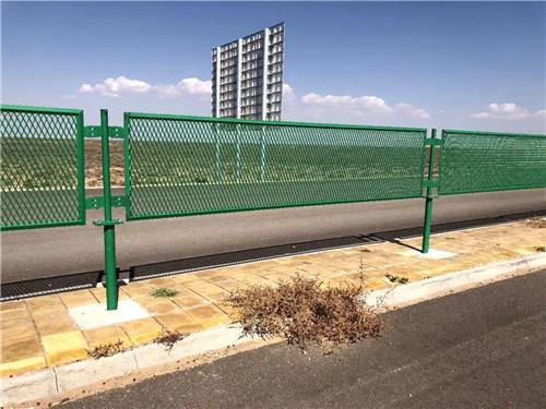 Anti-glare mesh panels connected to hot-dip galvanised posts along a median run (thumbnail 2)