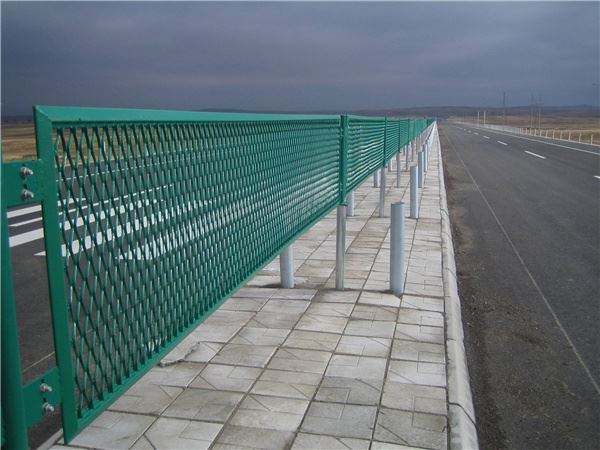 Coated anti-glare mesh surface on a galvanised base, seen close up (thumbnail 3)