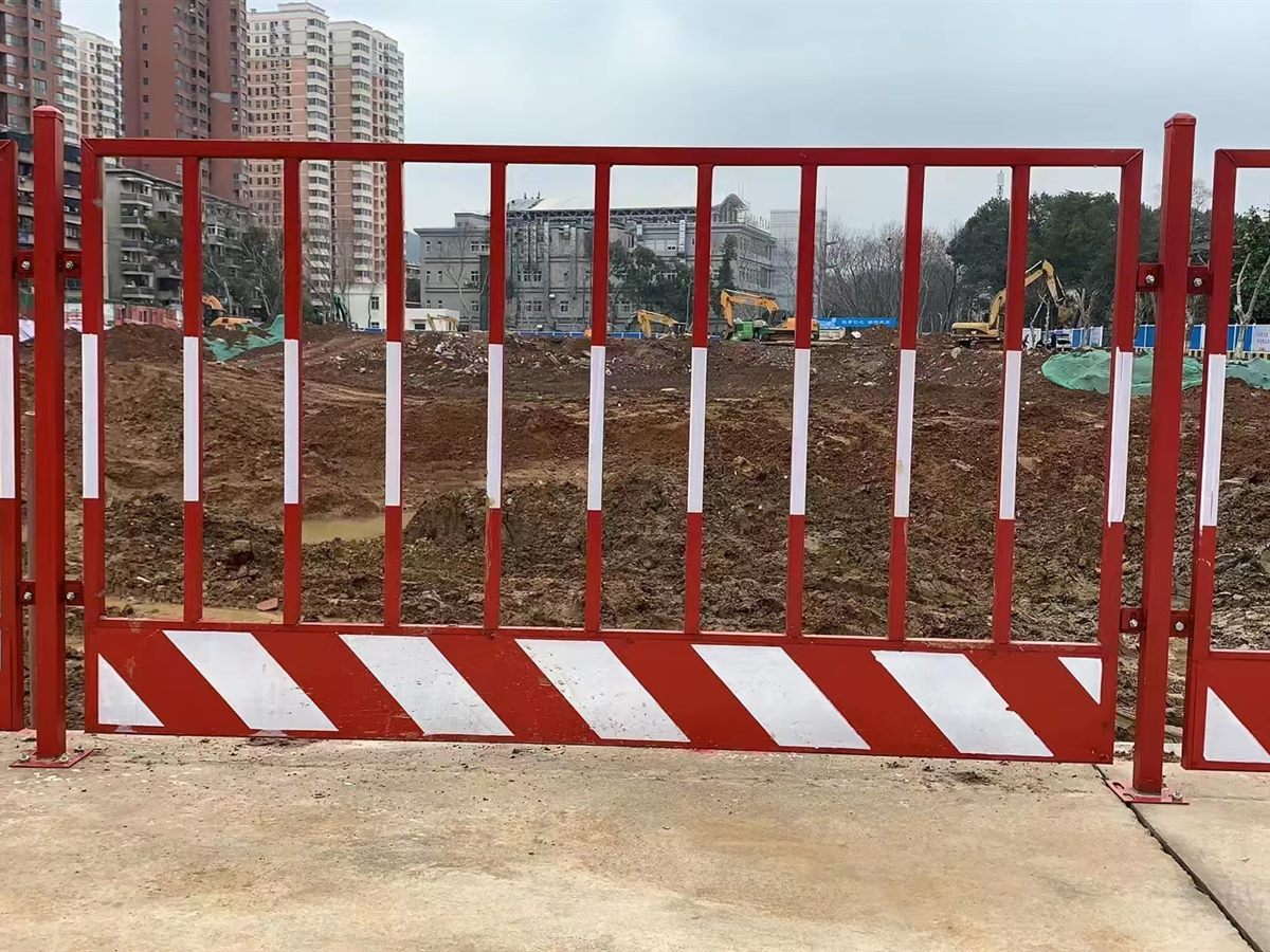 Excavation Edge Guardrail — Vertical-tube excavation edge guardrail panel with a 30 × 30 mm outer frame