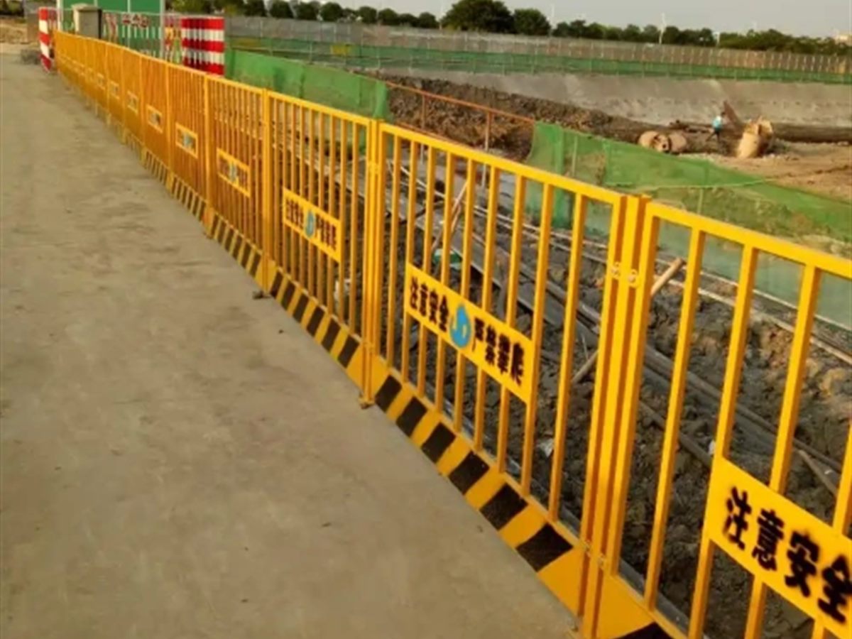 50 × 50 mm square-tube guardrail post and base plate fixing detail (thumbnail 3)