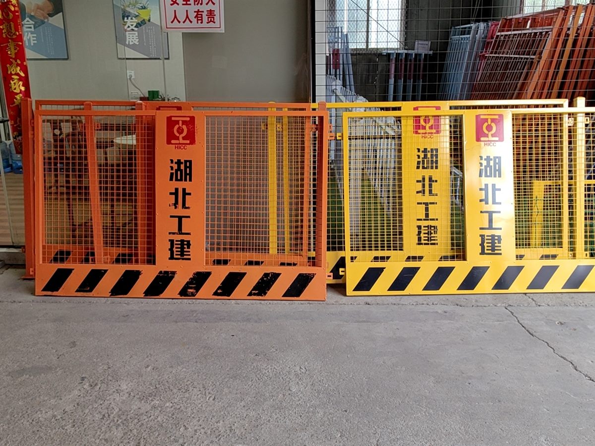 Bolted double-panel excavation guardrail run fixed along a pit edge (thumbnail 4)