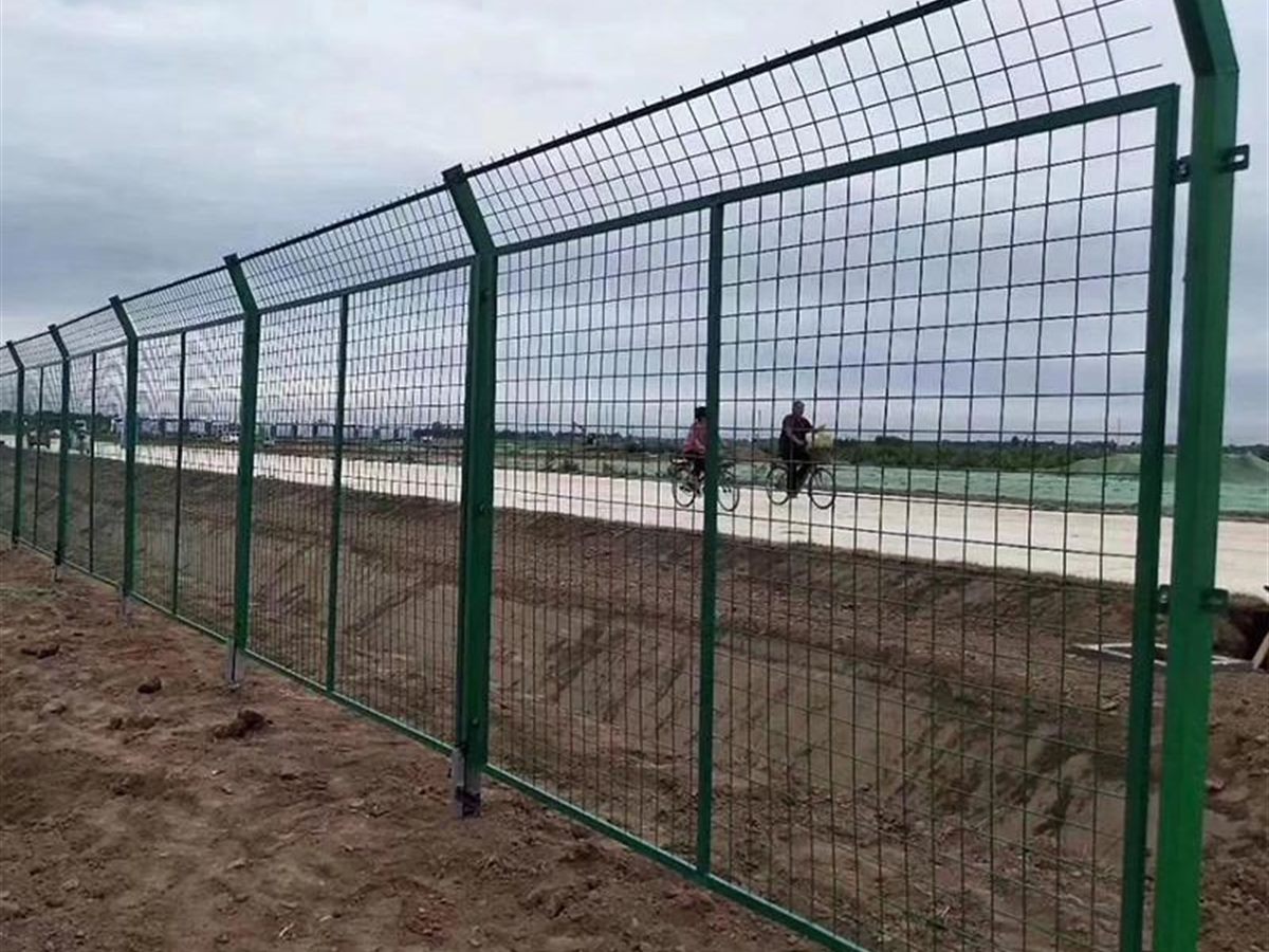 道路旁成排设置、网片焊入管材边框的框架护栏网
