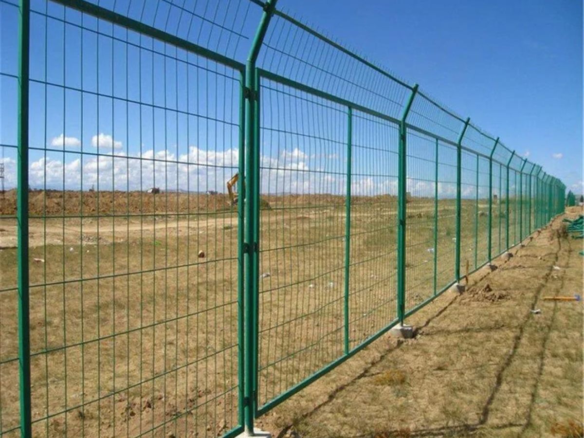 Framed mesh fence panel connected to a round post with the matching fittings (thumbnail 2)