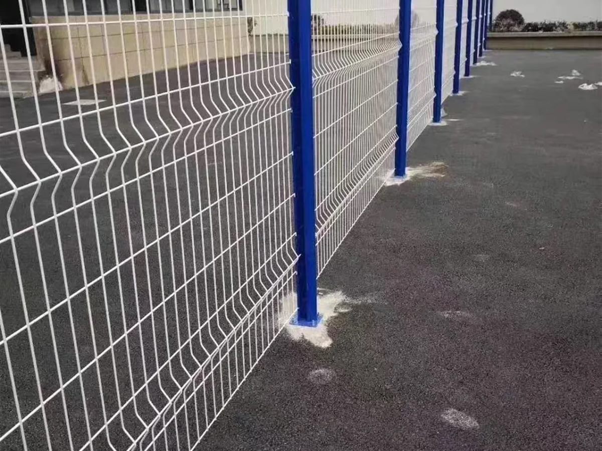 Peach-Post Mesh Fence — Close view of the welded mesh aperture and the panel edge at the post