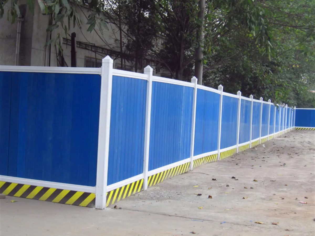 PVC post shell over a galvanised tube core on a PVC hoarding (thumbnail 2)