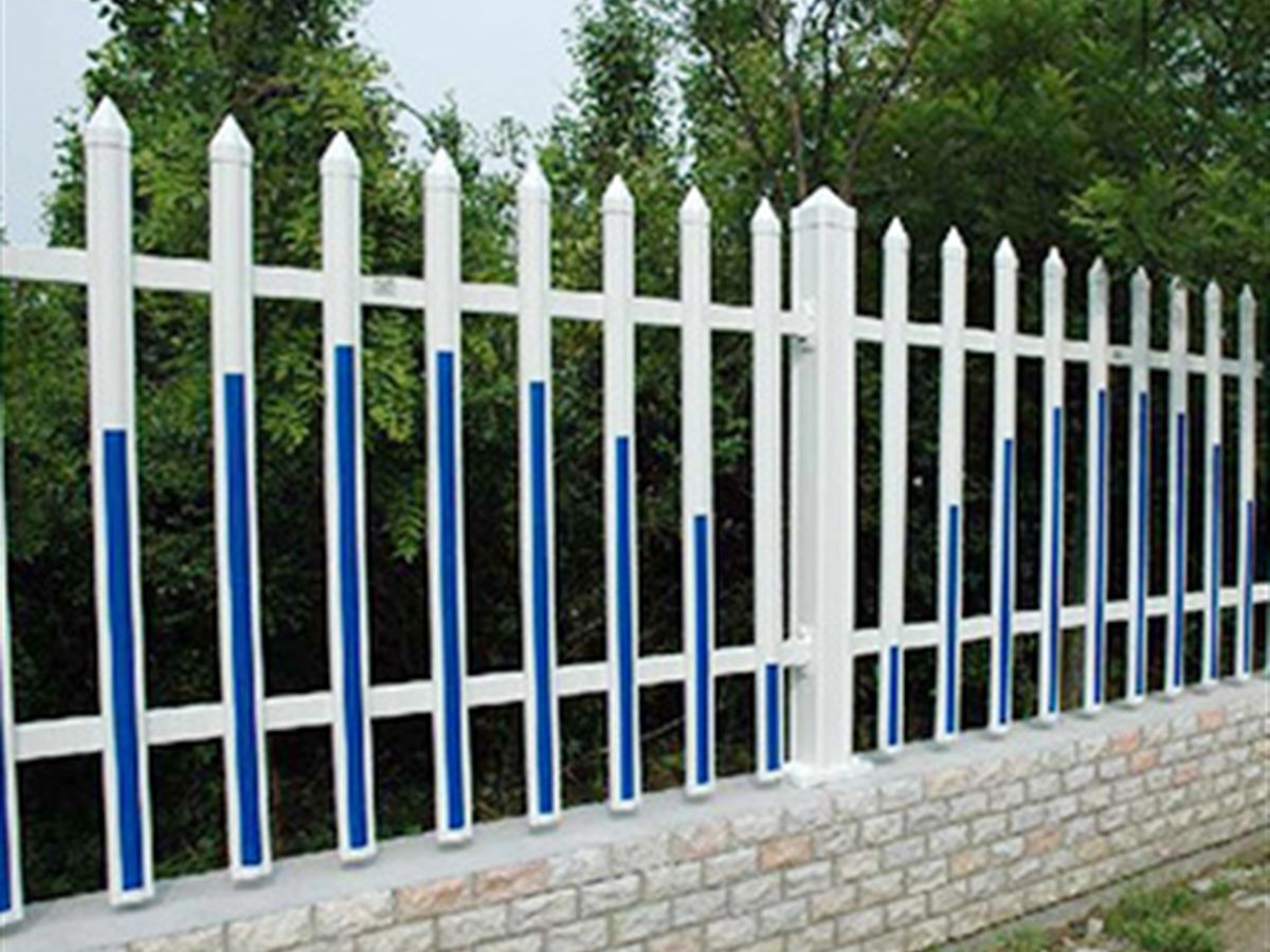 PVC railing on a residential boundary with coloured profiles (thumbnail 3)