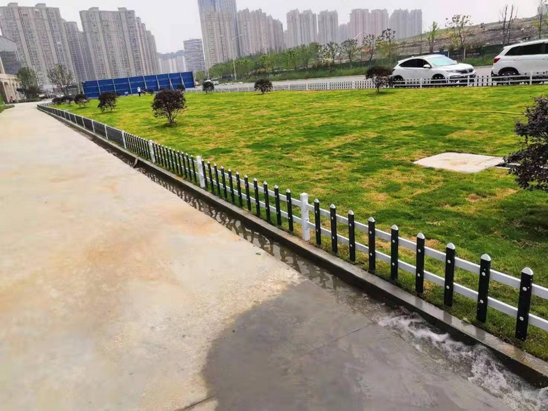 沿绿化带边缘设置的 PVC 护栏