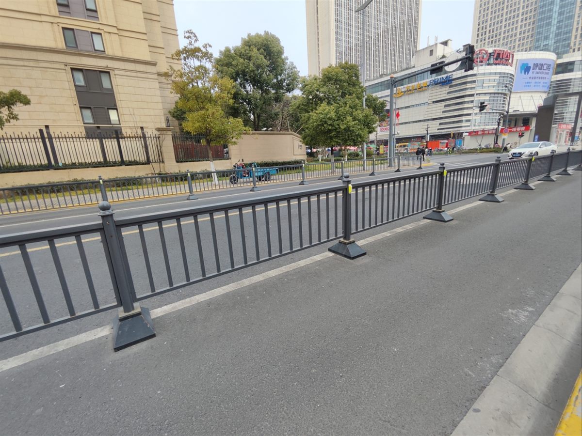 带两道波形与螺栓孔的高速公路护栏板