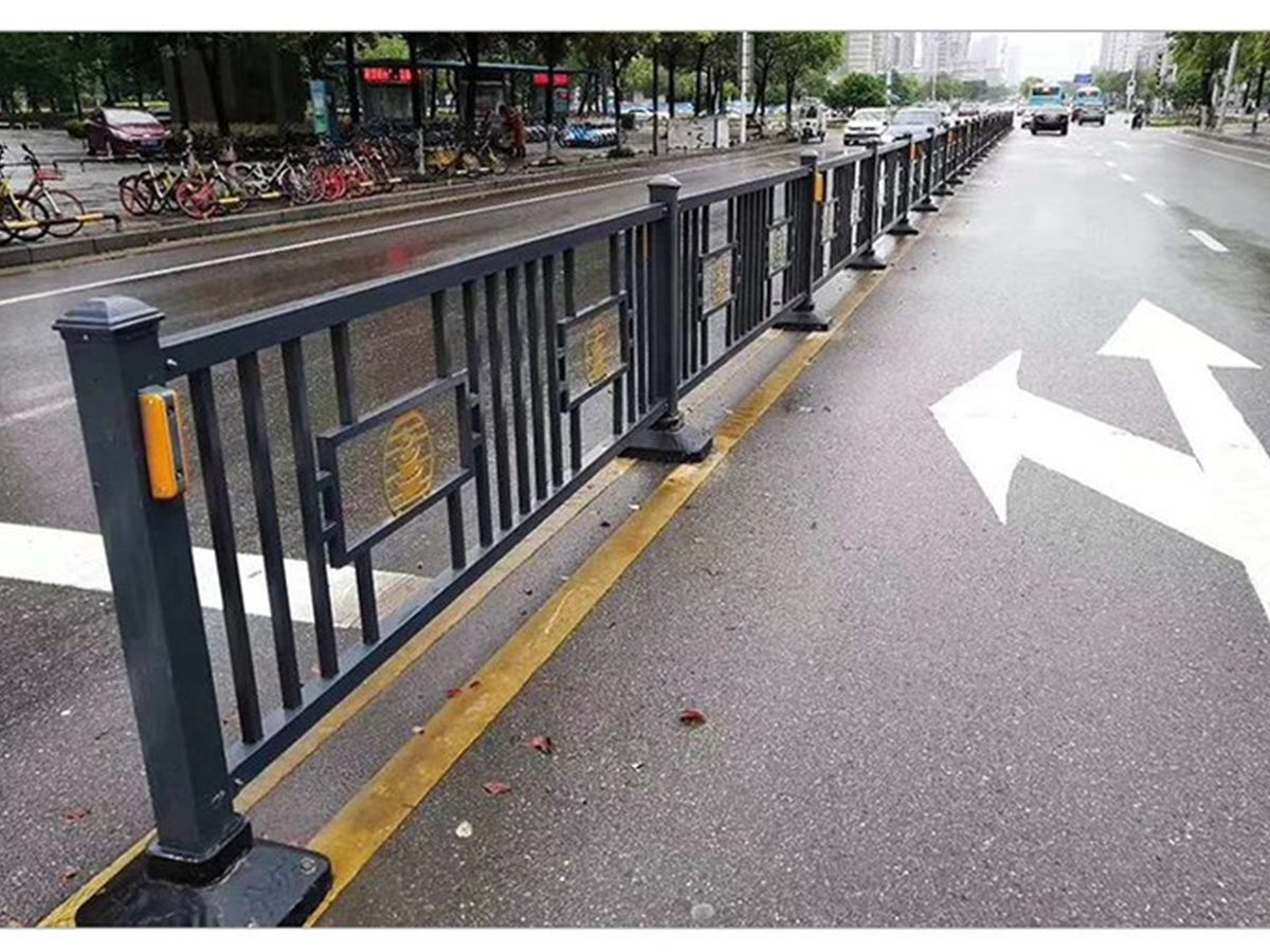 高速公路边缘安装完成的波形梁钢护栏