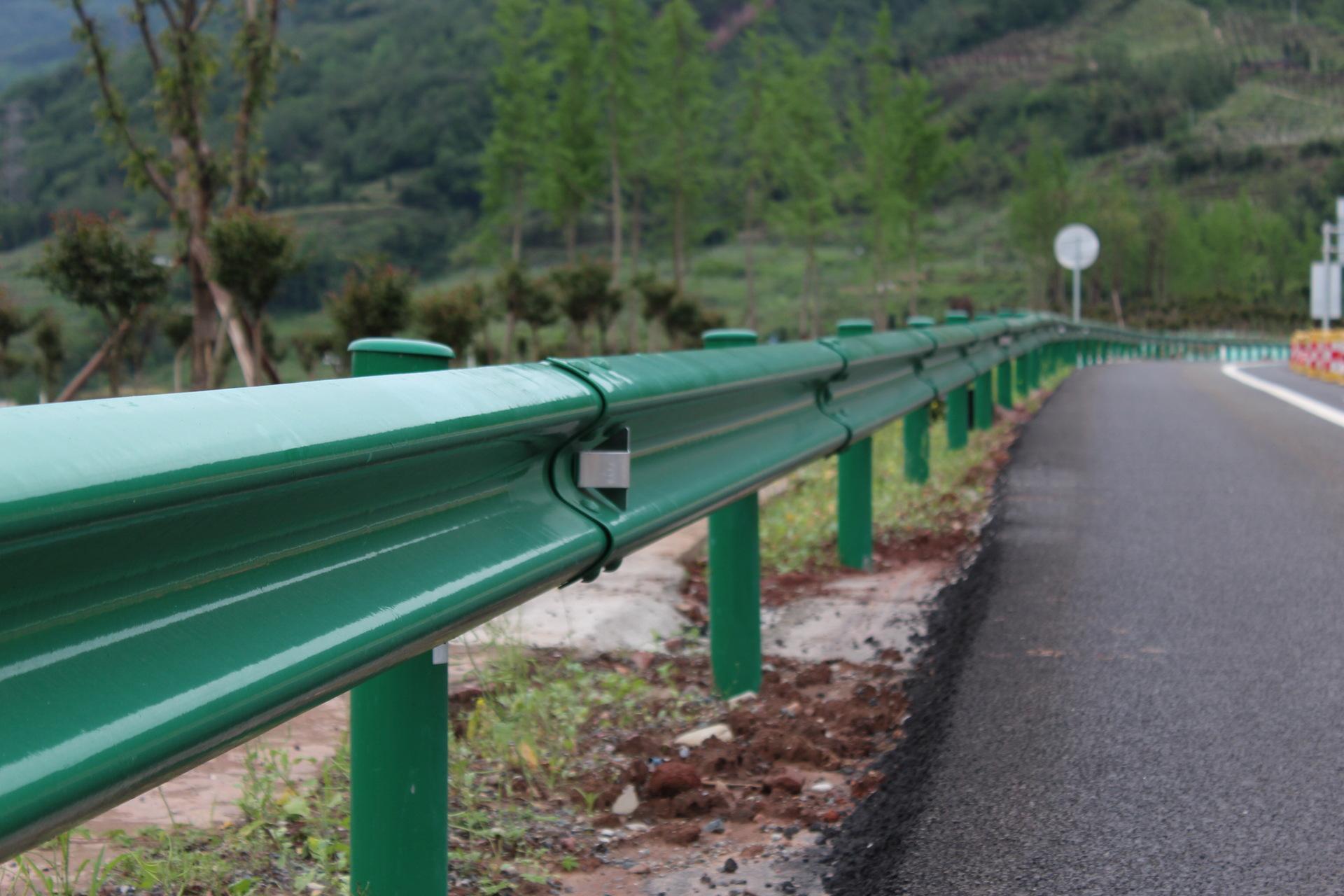 道路护栏 — 用于公路的波形梁钢护栏板